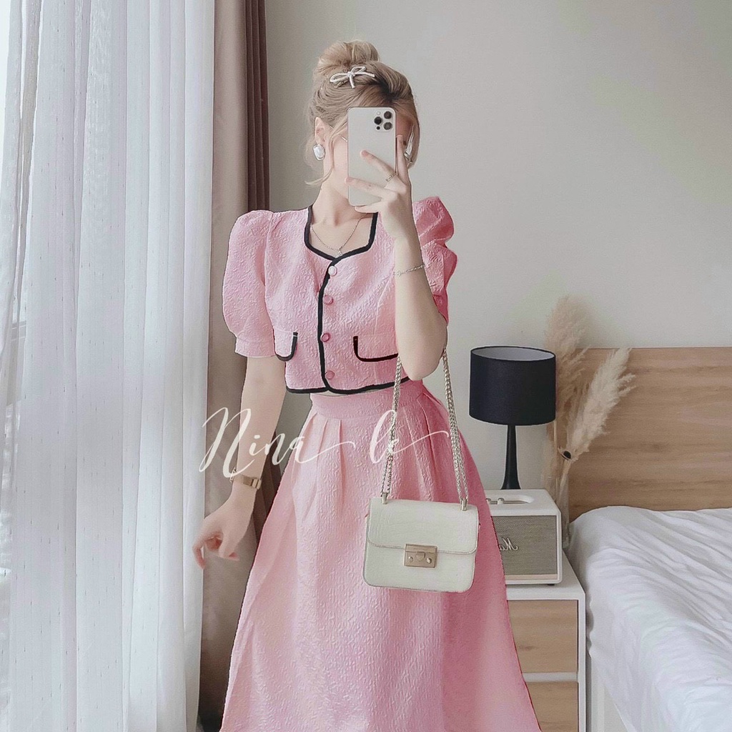 Sét áo viền né kèm chân váy xòe dài hai màu trắng và hồng