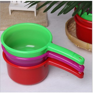 Gáo nhựa múc nước