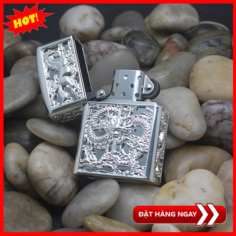 𝐇𝐨̣̂𝐩 𝐐𝐮𝐞̣𝐭 𝐁𝐚̣̂𝐭 𝐋𝐮̛̉𝐚 Lửa CF0975Y Khắc Hình Ngựa - Hình Rồng Cực Chất (Full Box , Màu Bạc)
