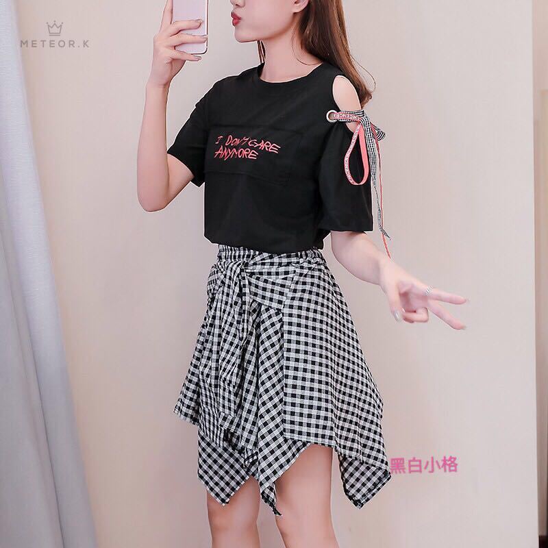 Váy ngắn lưng cao họa tiết caro phong cách Hàn Quốc