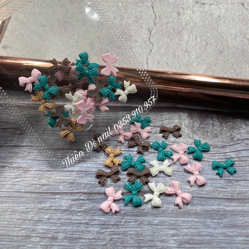 Phụ kiện trang trí móng: Hoa sứ nhí kèm nơ và gấu Thiên Di Nail