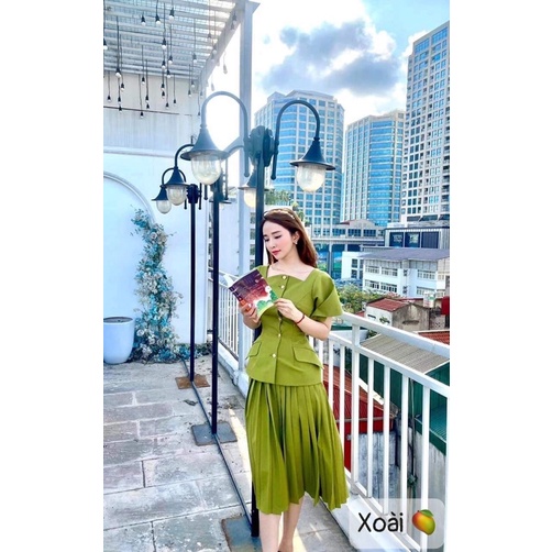 Set vest tay cộc cùng chân váy xếp li siêu sang