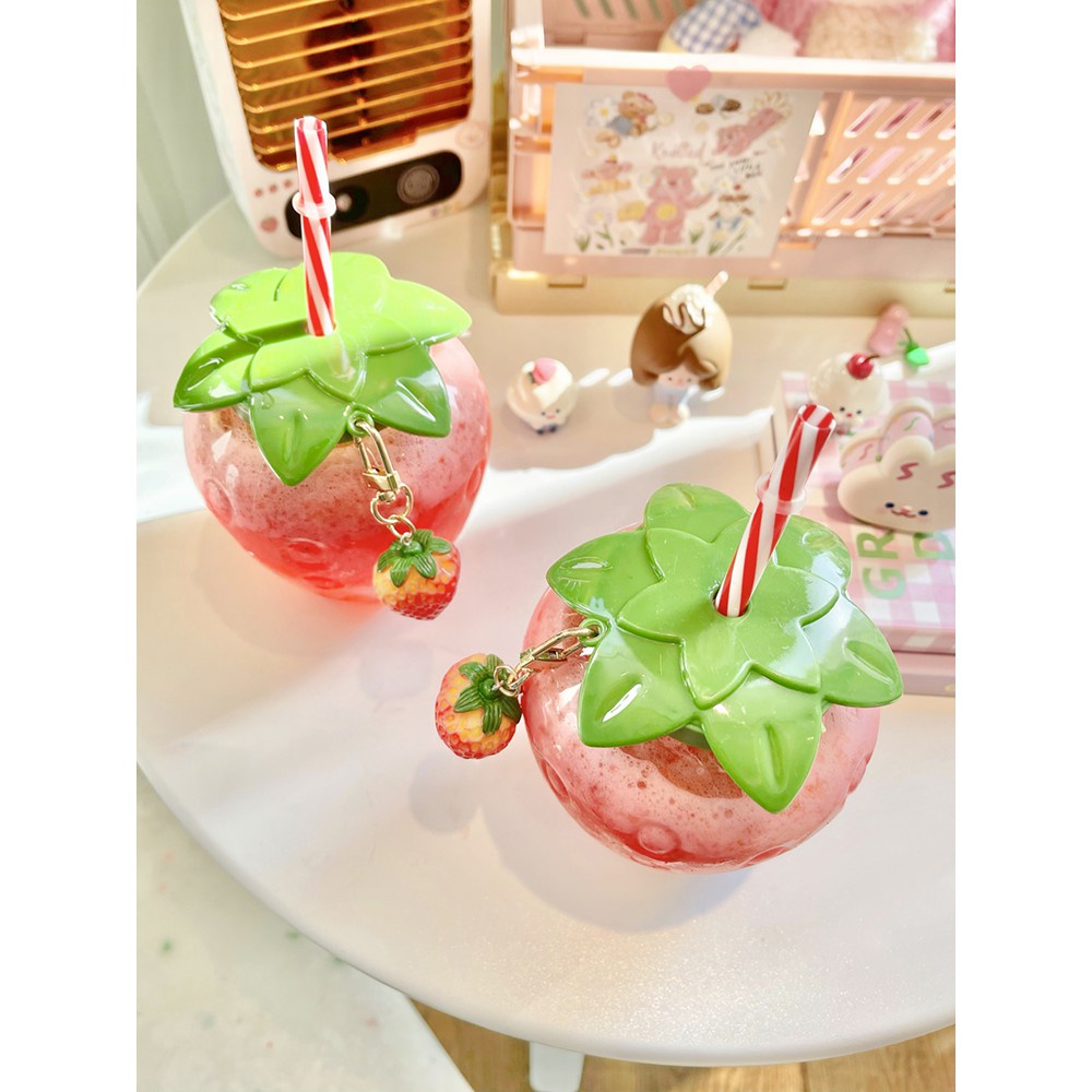 Bình đựng nước hình quả dâu tây, tặng móc quả dâu và vòi hút