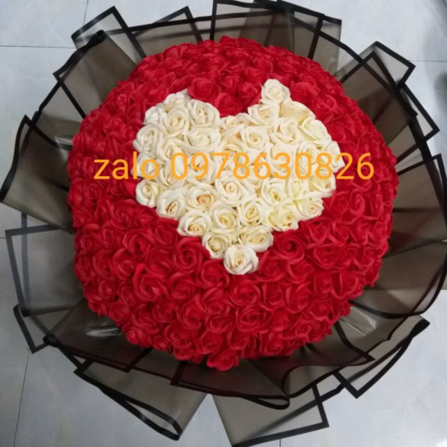 Hoa sáp thơm bó 200 bông hình trái tim ở giữa. Tình yêu vĩnh cửu. Hàng có sẵn.