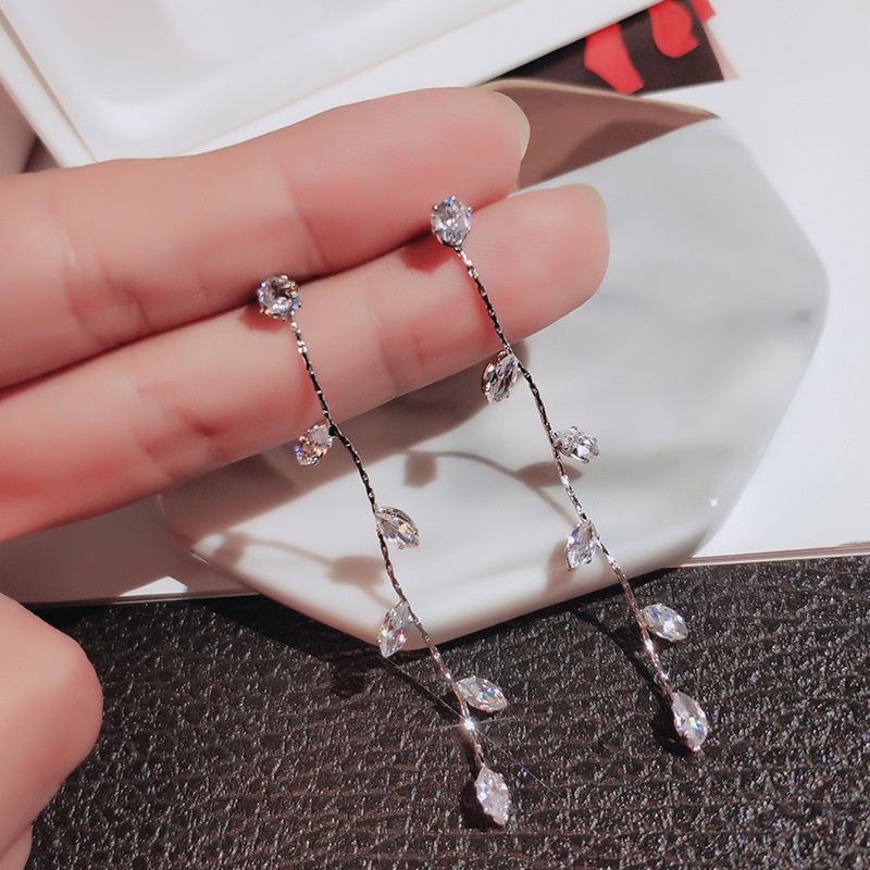 Bông Tai Dáng Dài Hình Chiếc Lá Đính Đá Zircon Thời Trang