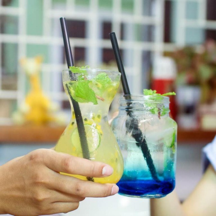 Ly Thủy Tinh Có Quai ♥ MUA 10 TẶNG 1 ♥ Cốc với nắp lỗ để cắm ống hút tiện lợi | BigBuy360 - bigbuy360.vn