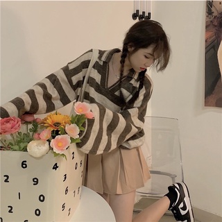 Áo len crop cổ chữ V kẻ ngang Trendy
