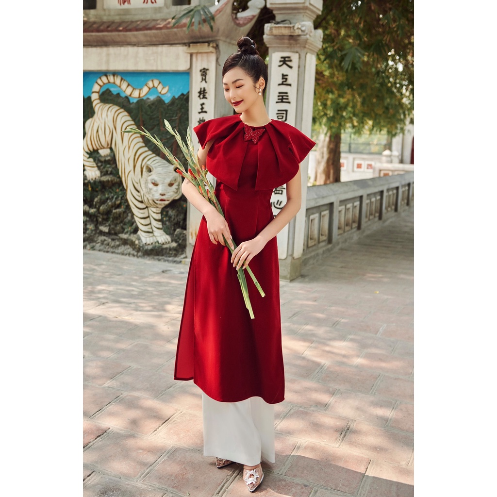 Áo dài truyền thống nhung đỏ HUONG BOUTIQUE HBAD24 phối bèo ngực, cài bướm ngọc