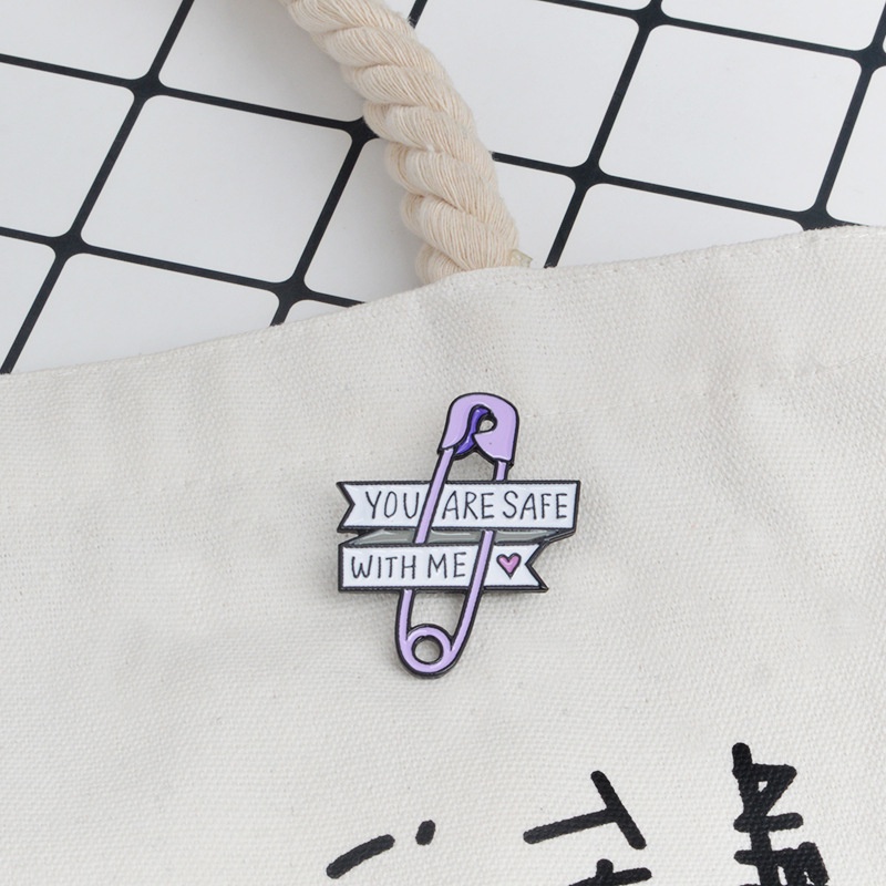 Huy hiệu cài áo QIHE JEWELRY tráng men kiểu dáng ghim băng và chữ cái You Are Safe With Me làm quà tặng bạn bè