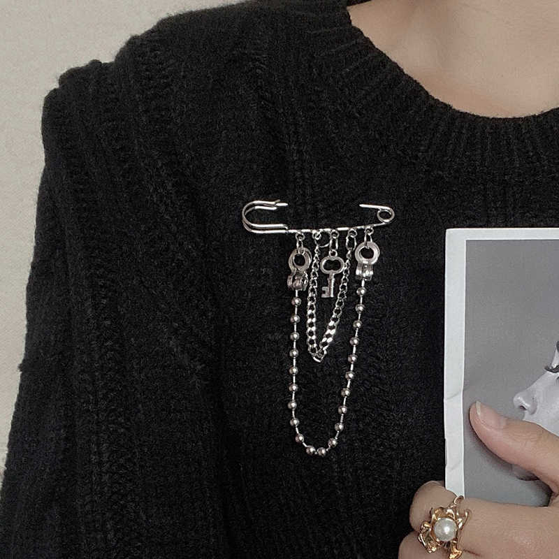 Ghim cài áo tua rua phối xích phong cách Punk cho cả nam và nữ