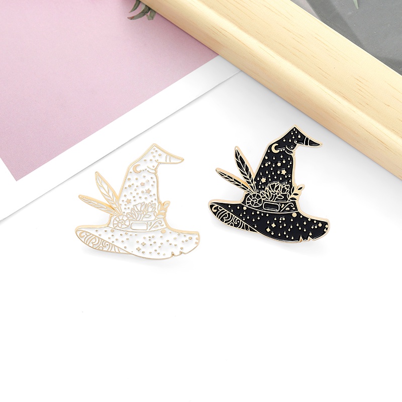 Ghim cài áo hình mũ phù thủy màu trắng/ đen phong cách gothic thời trang
