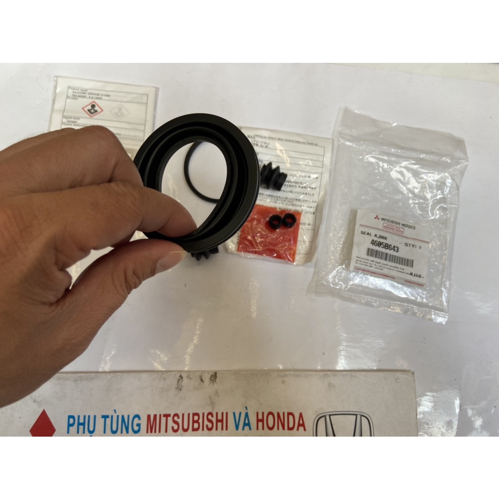 Bộ cup pen và chụp bụi phanh trước xe Mitsubishi Attrage và Mirage | 4605B643