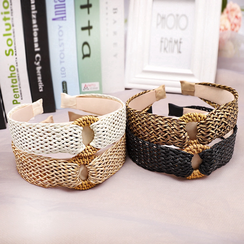 Cài tóc đơn giản phong cách Hàn Quốc cho nữ