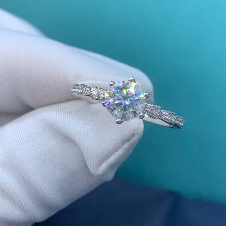 Nhẫn đính hôn kim cương vàng trắng thiết kế sang trọng cho nữ