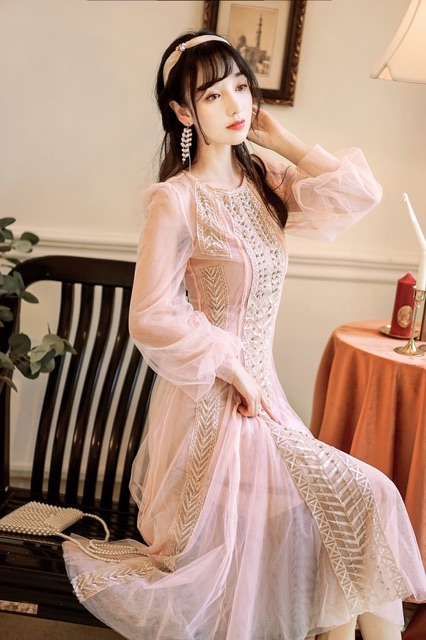 Đầm ren dài dáng xoè thêu hoạ tiết qccc