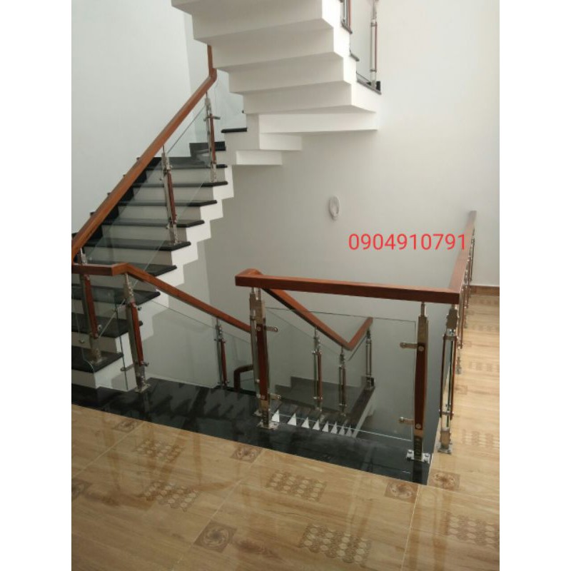 Cầu thang kính trụ dài tay vịn gỗ căm xe