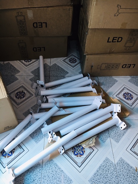 Đèn năng lượng mặt trời liền thể 150W 2 chế độ cảm biến tự động , sáng liên tục điều chỉnh bằng remote