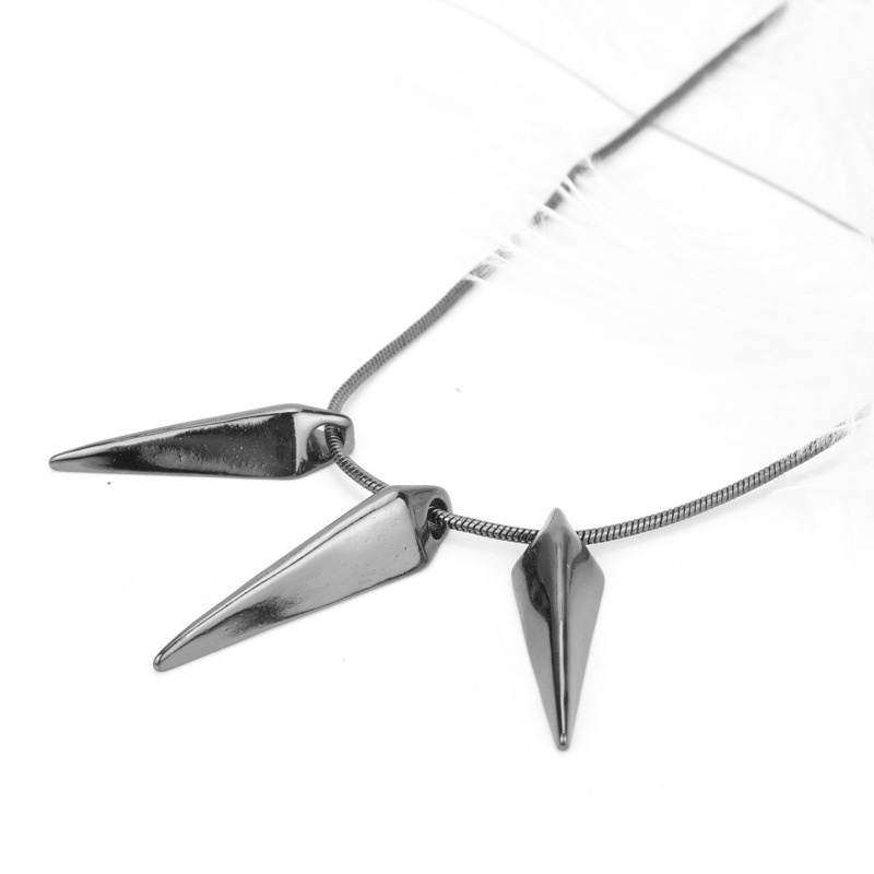 Vòng cổ mạ vàng đen phối mặt hoạ tiết nhân vật báo đen trong phim Marvel