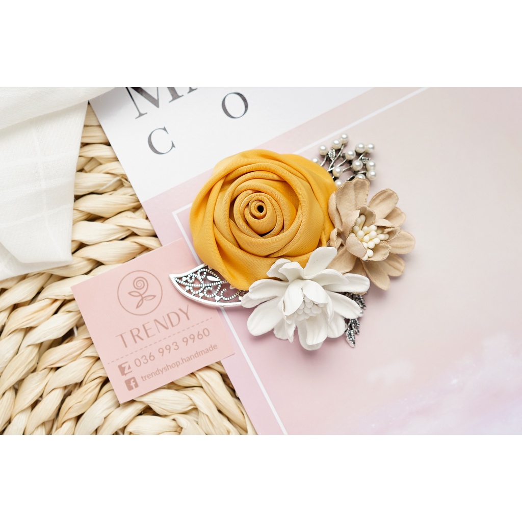 Hoa Cài Áo - Tag hoa hồng cuộn cài áo mix hoa cúc - Hoa vải handmade