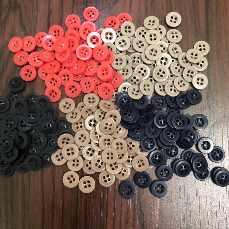 Túi 50 Nút Nhựa Bầu 4 Lỗ 1cm  5 Màu Đỏ / Cafe Sữa Đậm / Cafe Sữa Nhạt / Xanh Navy Đậm / Xanh Navy Nhạt
