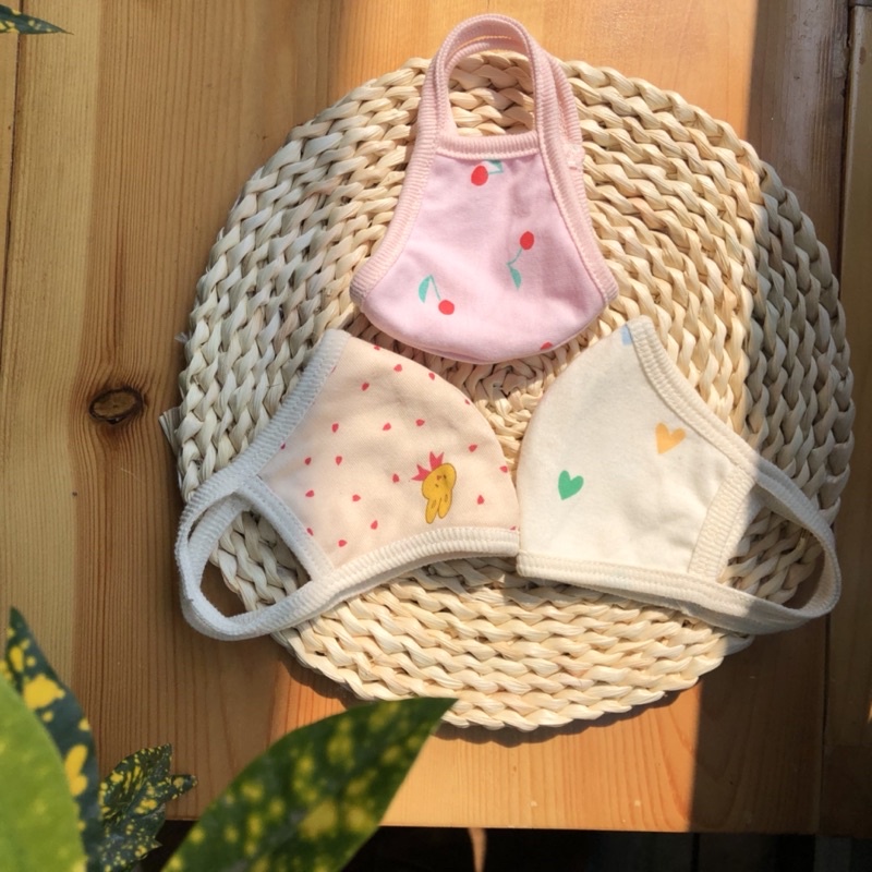Khẩu trang cotton 2 lớp họa tiết xin xắn cho bé