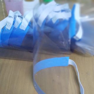 Nón che mặt bìa kính. Người lớn và trẻ nhỏ