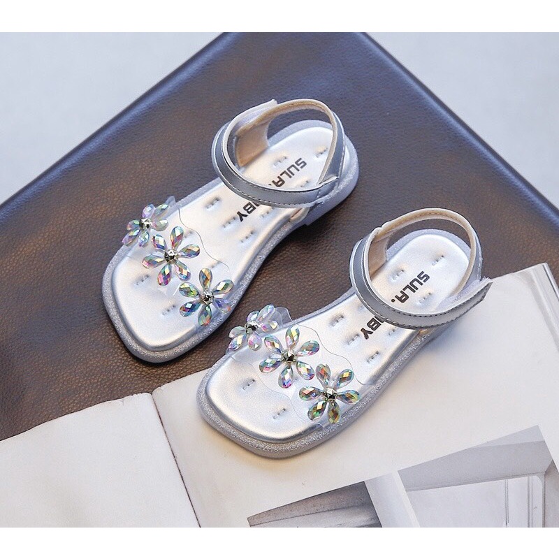 Sandal bé gái - dép quai hậu cho bé gái quai trong có đính hoa nhỏ đế êm, chống trượt Babybees 2021 - 166
