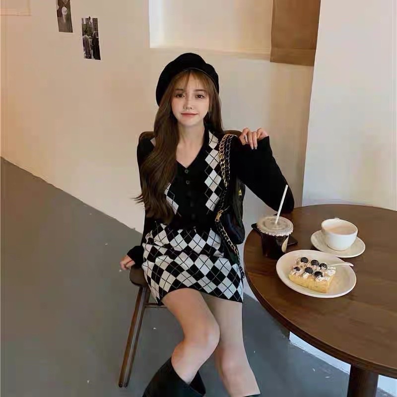Set len quá trám hai món áo crop trắng dài tay lai bèo quả trám kèm chân váy len chữ A