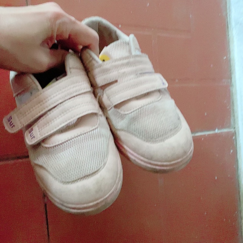 Thanh lý giày thể thao bé gái màu hồng size 37 đã sử dụng l