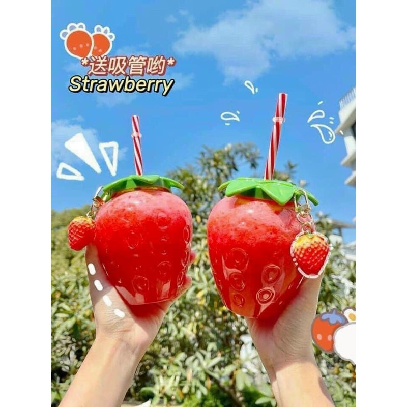 Cốc đựng nước hình quả dâu tây - bình nhựa 500ml kèm theo móc khoá dâu tây trang trí cute
