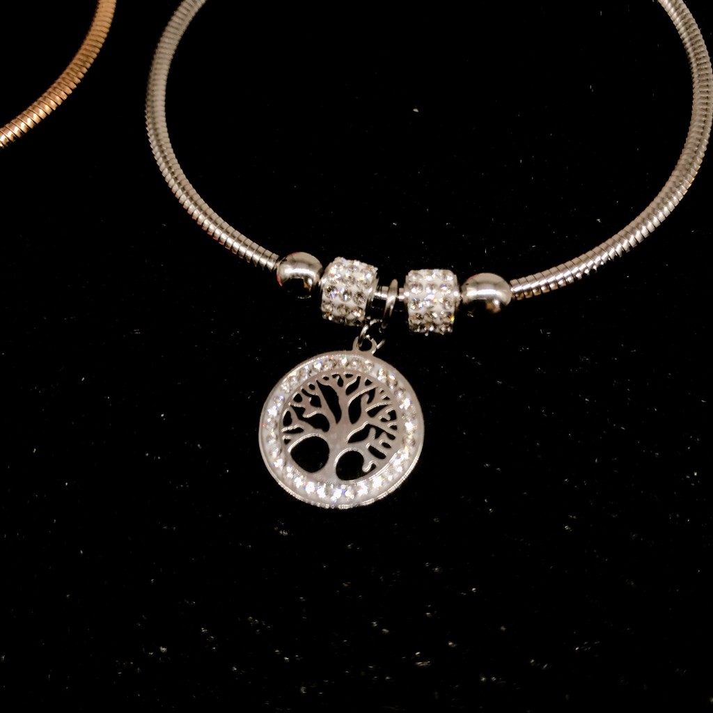Vòng kim loại với charm họa tiết hình cây