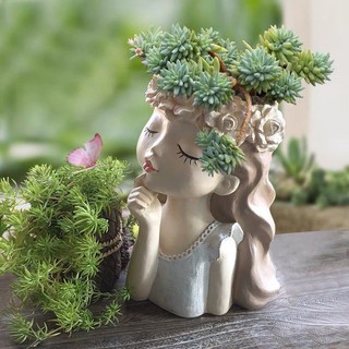 Bình hoa cô gái nhắm mắt