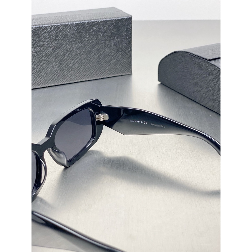 Áo Thun Prada Thiết Kế Trẻ Trung Hợp Thời Trang -------- Kính Mát Gọng Vuông Chống Tia UV Thời Trang Mới