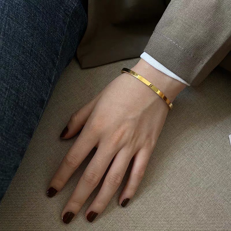 Vòng tay thép titan mạ vàng hồng 18K / vàng / bạc sáng bóng rộng 4-8mm thiết kế hình chữ C đơn giản không gây dị ứng