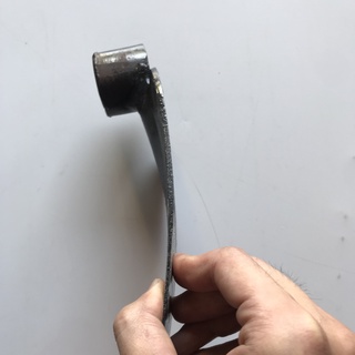 Cuốc làm vườn, lưỡi cuốc đất bằng thép dày dặn.