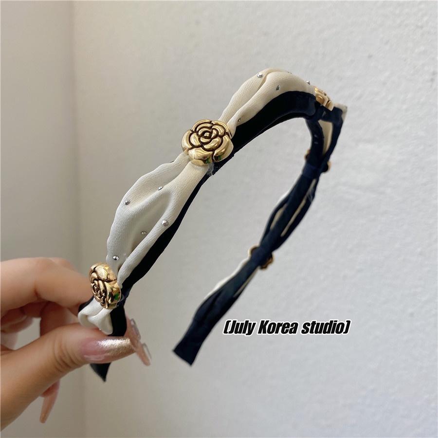 Bờm tóc Hàn Quốc gắn hoa Cha.el hai màu đen và trắng cực xinh TB521