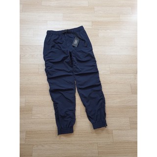 quần jogger gió