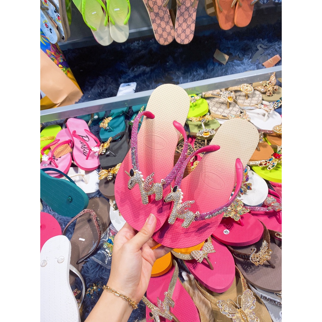 DÉP HAVAI HỒNG LOANG KÈM CHARM MAGIC