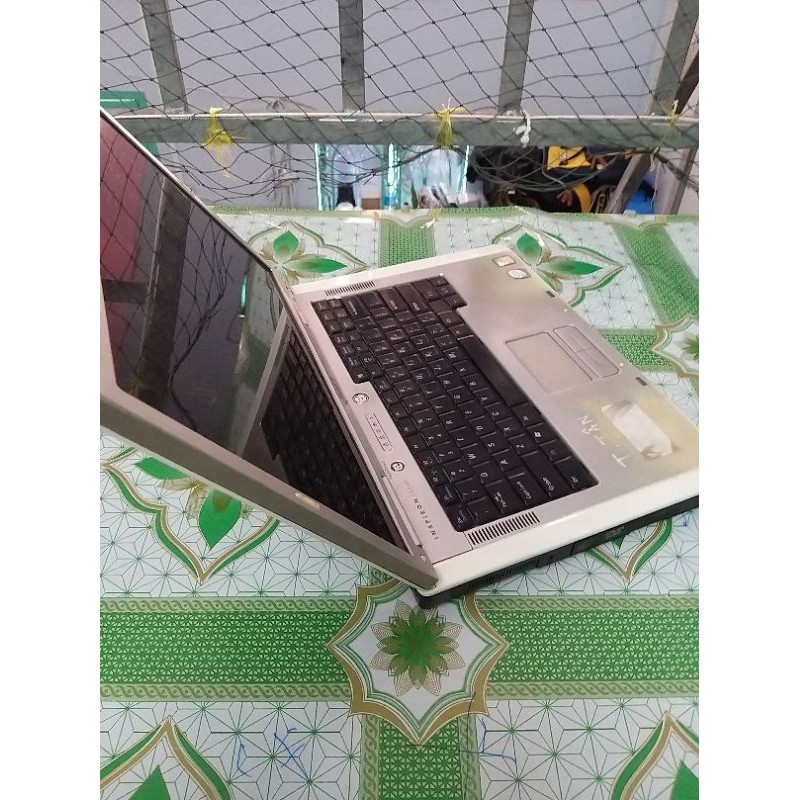 Laptop Dell core 2 giá rẻ như hình. Máy không pin , còn xài tốt