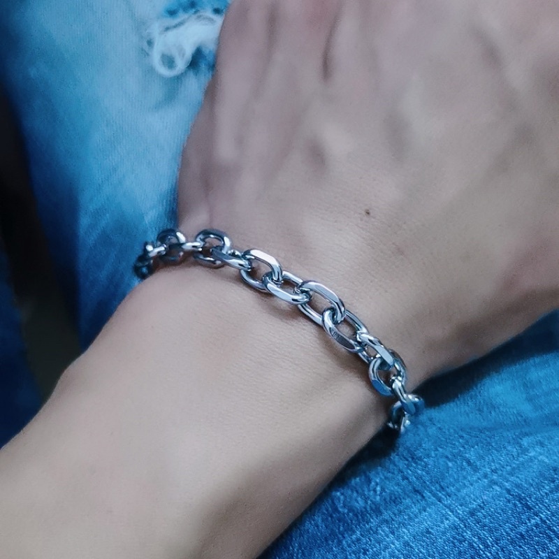 Lắc tay tròn thep titan thời trang bảo hành 12 tháng.