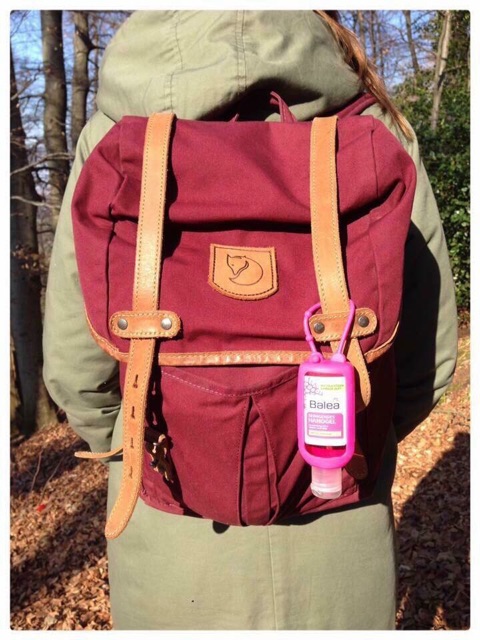 Gel rửa tay khô diệt khuẩn AVEO VÀ ISANA có dây treo cực thơm và tiện lợi.