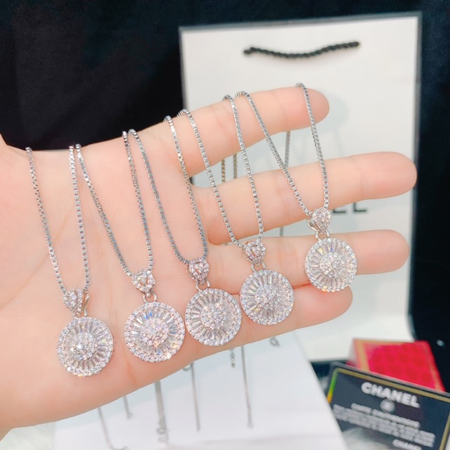 Dây chuyền mặt tròn đá bagguet mạ bạch kim