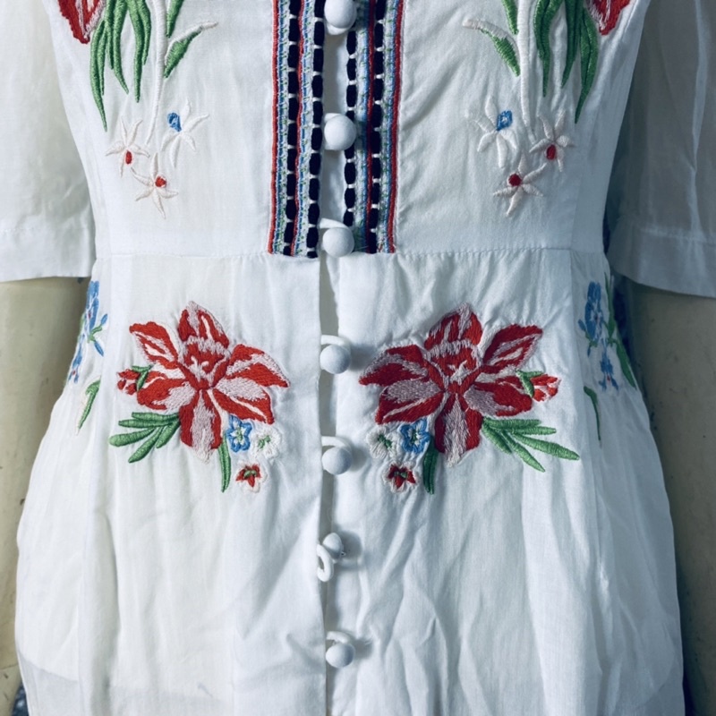 Siêu phẩm đầm thêu chất mát lạnh new 98%