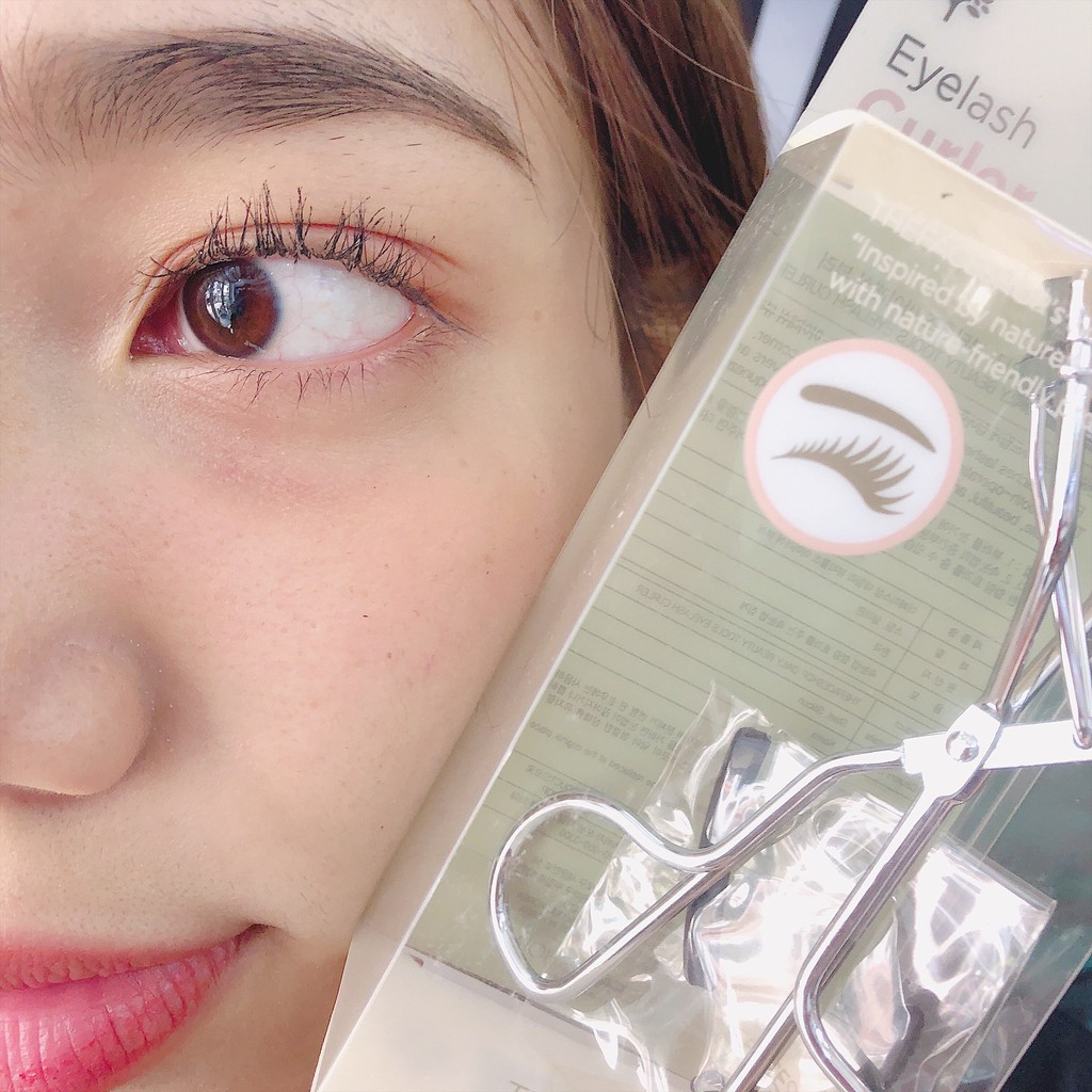 Kẹp bấm mi The Face Shop Eyelash Curler TFS Hàn Quốc siêu cong kèm 2 đế thay thế - Amora Skinlab
