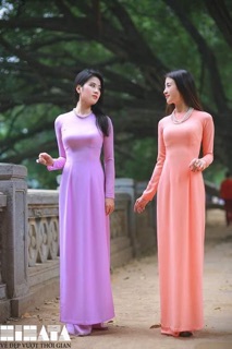 Áo dài vải lụa màu lông tôm.