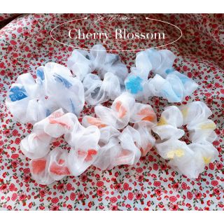 Cột tóc scrunchies hoa anh đào