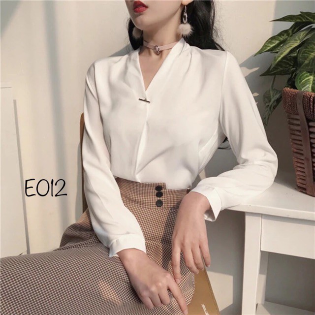 Áo Sơ Mi Trắng Cổ Tim Cài Ghim