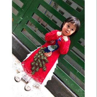 Áo dài cách tân ren công cho mẹ và bé gái