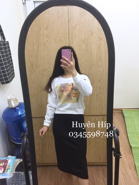 Chân váy đen dáng dài xẻ gấu ảnh tự chụp | BigBuy360 - bigbuy360.vn