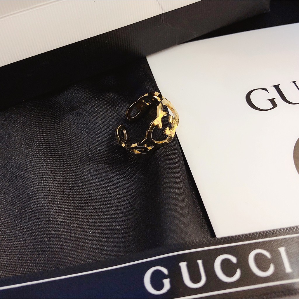 Nhẫn Dior bằng chất liệu thép titan thời trang sang trọng